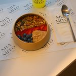 A nutritious breakfast bowl with fruits and granola paired with a refreshing citrus juice at a cafe in Ankara.