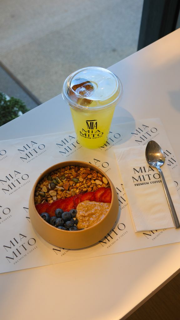 A nutritious breakfast bowl with fruits and granola paired with a refreshing citrus juice at a cafe in Ankara.